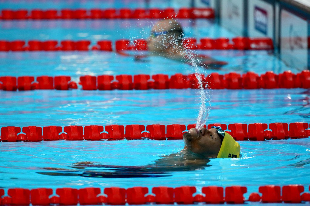 Gabriel Dos Santos de Brasil compite en 50m libre S2 masculino final durante los Juegos Parapanamericanos Santiago 2023 echando agua por la boca.