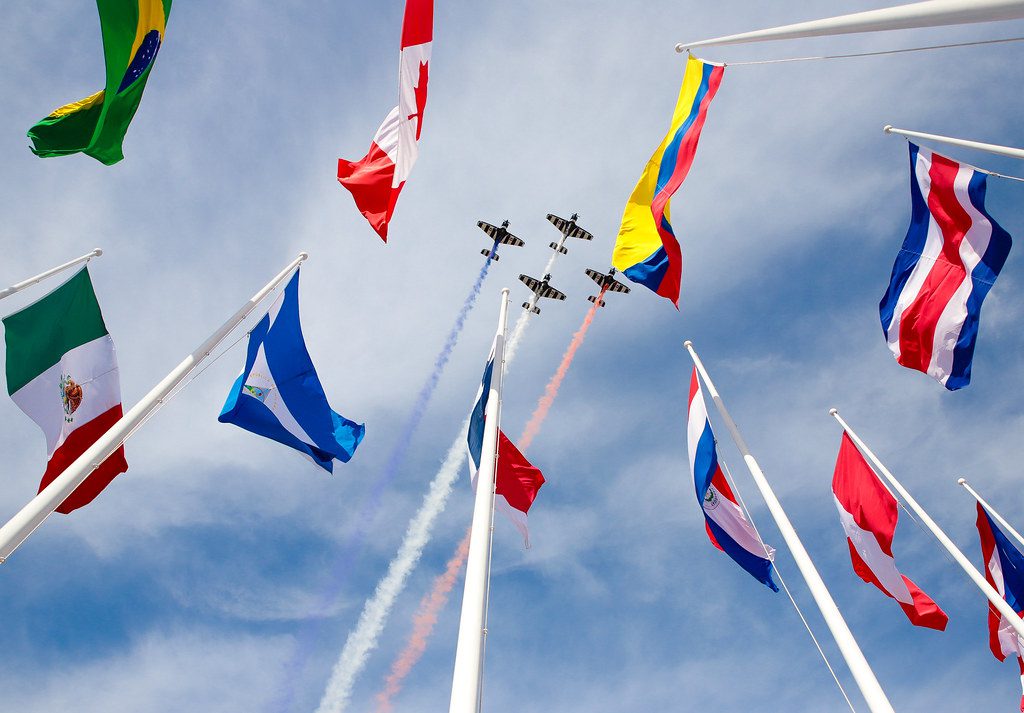 En la foto: las banderas de los países pertenecientes al AmPC.