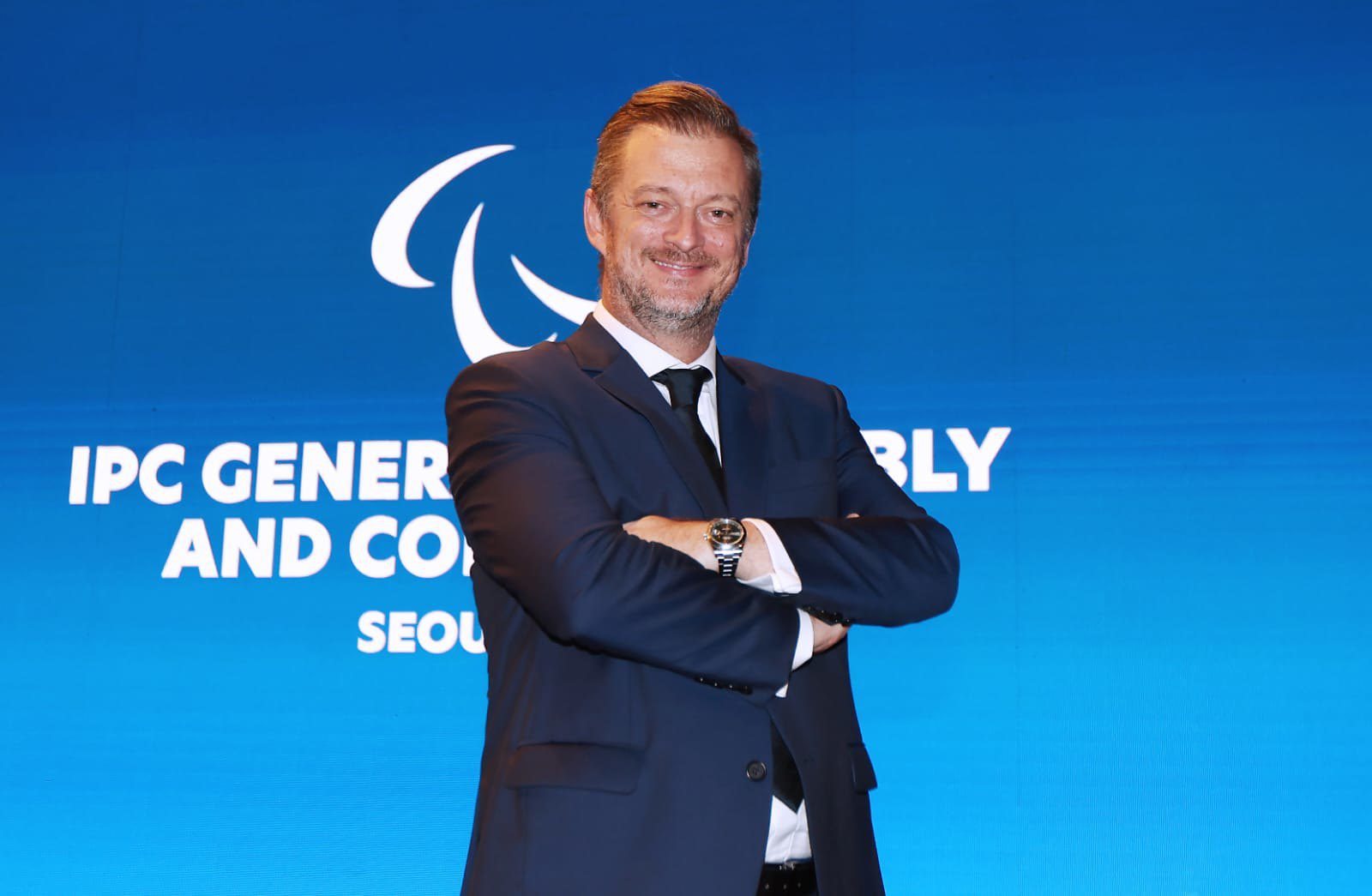 En la foto: Andrew Parsons posando.