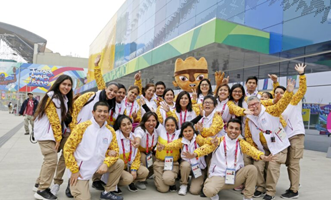Personal y la mascota Milco en los Juegos de Lima 2019.