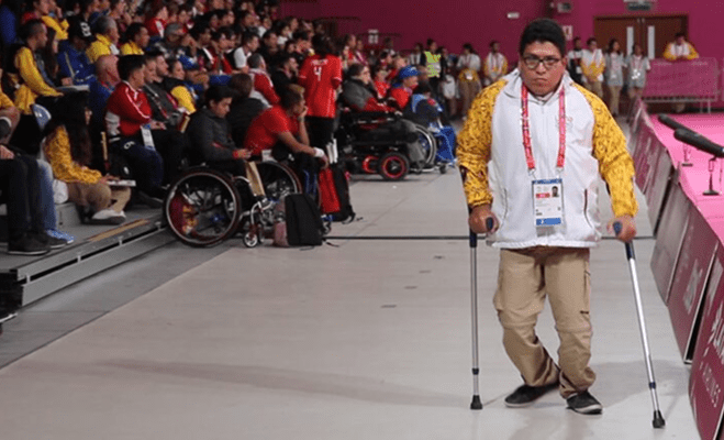 Hombre discapacitado en los juegos paralympic