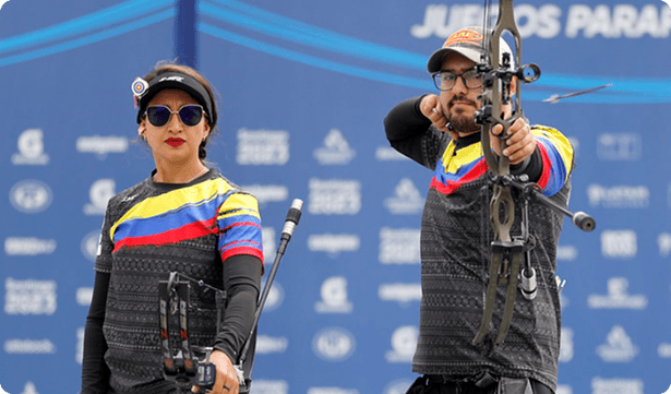 Equipo colombiano de paratiro con arco compitiendo.