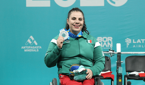 atleta discapacitada con medalla
