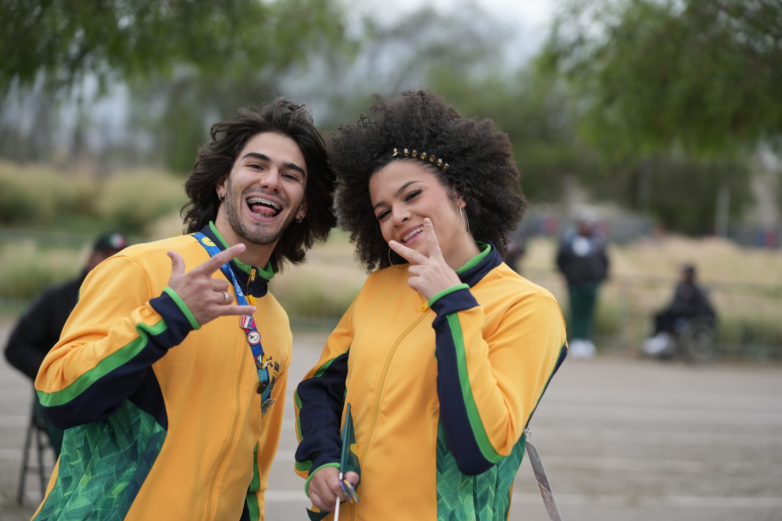 En la foto, dos para atletas de Brasil sonriendo y posando para la cámara.