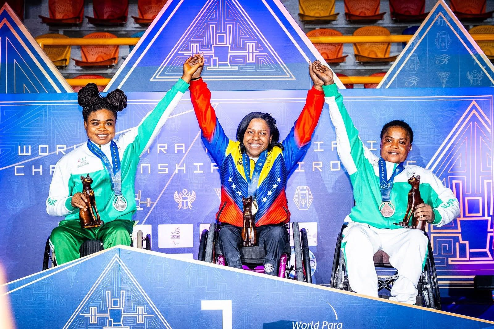 Tres Para atletas celebrando en el podio.