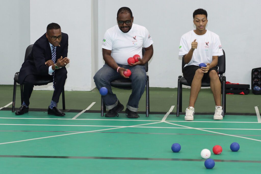 En la foto: tres hombres jugando boccia.
