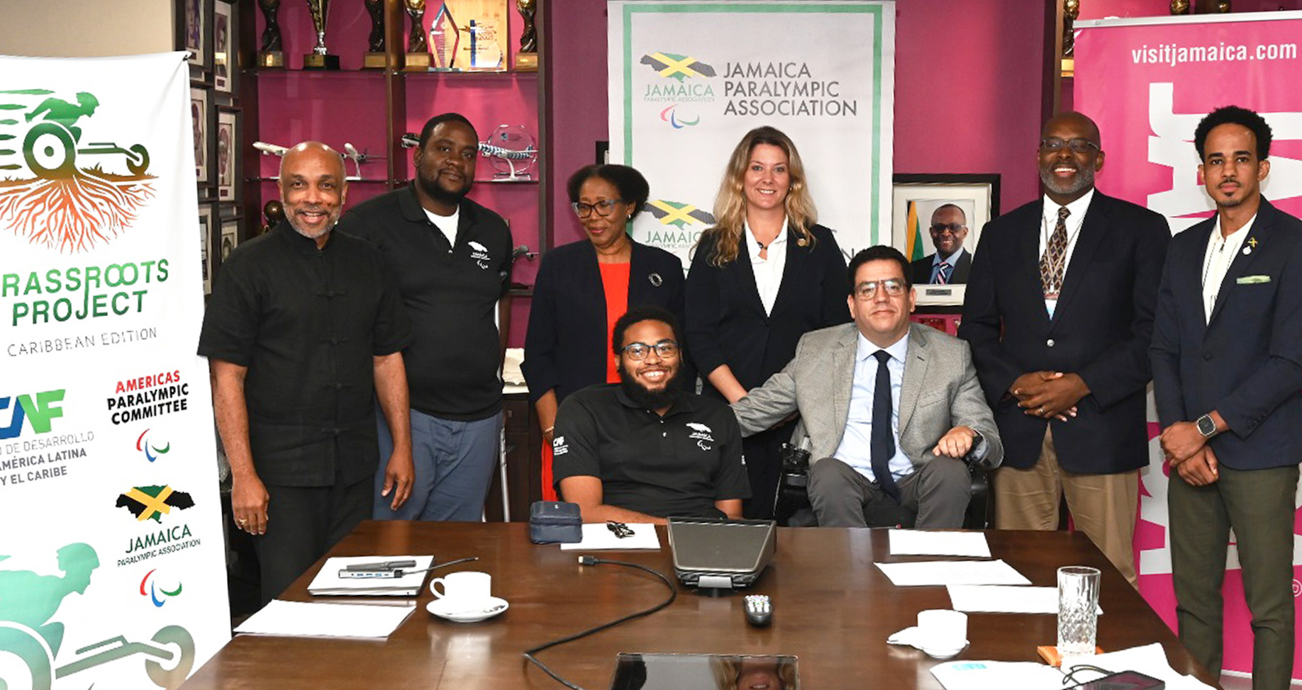 En la foto: Christopher Samuda, Presidente del Comité Paralímpico de Jamaica y miembro del Consejo de Gobierno del AmPC; Michele Formonte, Directora Ejecutiva AmPC; Juan Pablo Salazar, Director de Inclusión de CAF, Iñaki Regueiro, Nicolas Monge, ambos Ejecutivos de CAF; Suzzette Irvin-Ison, Directora Principal de Políticas de Deporte, Florette Blackwood, Estratega Senior en Género y Deporte, ambas de MCGES; Eric Falt, Director Regional UNESCO y Paula Isturiz, Especialista de Programas en Ciencias Sociales y Humanas también de UNESCO.