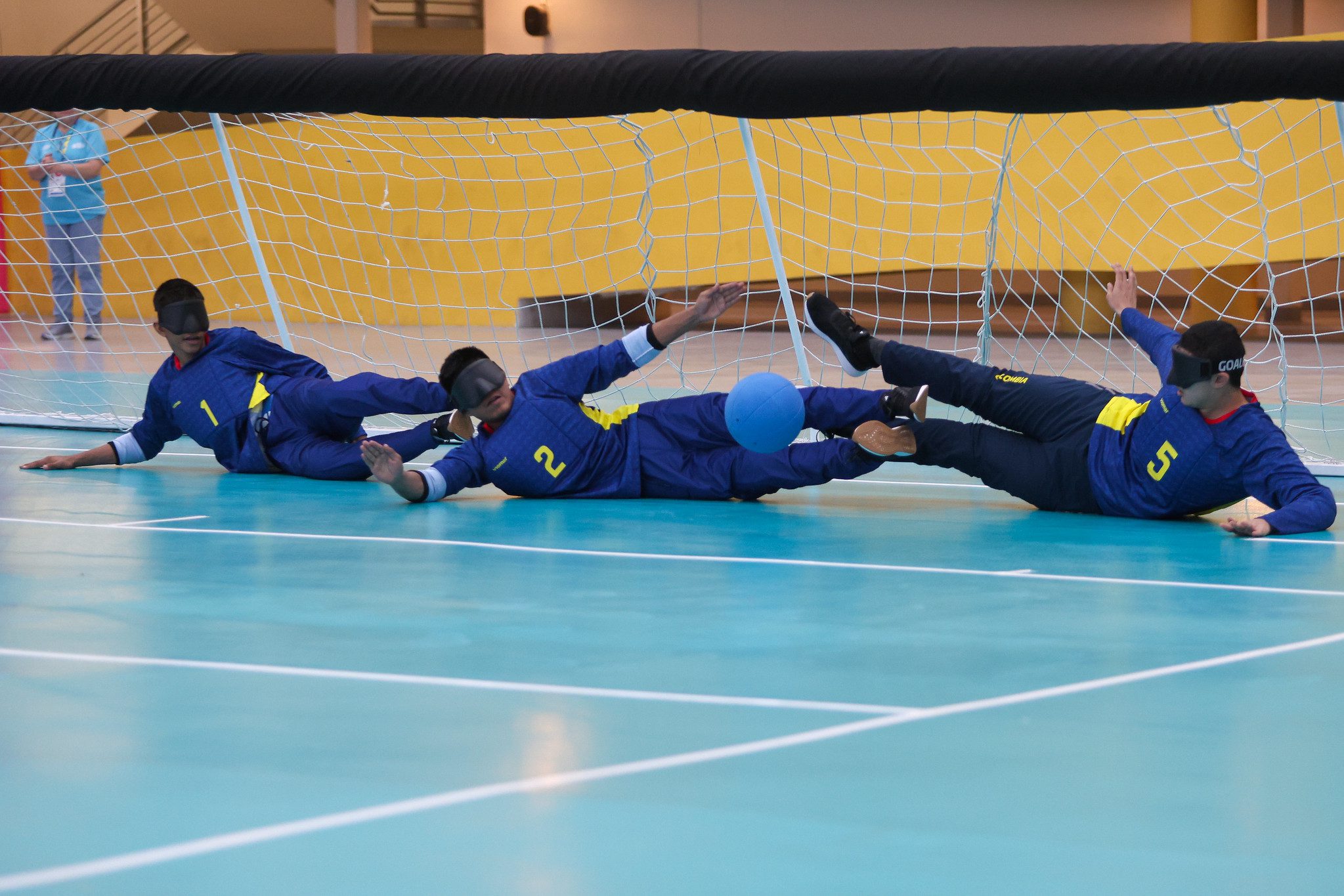 En la foto: tres jugadores de gólbol defendiendo la arquería.
