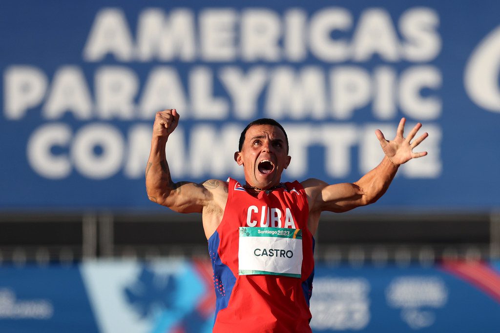 En la foto: para atleta cubano emocionado.