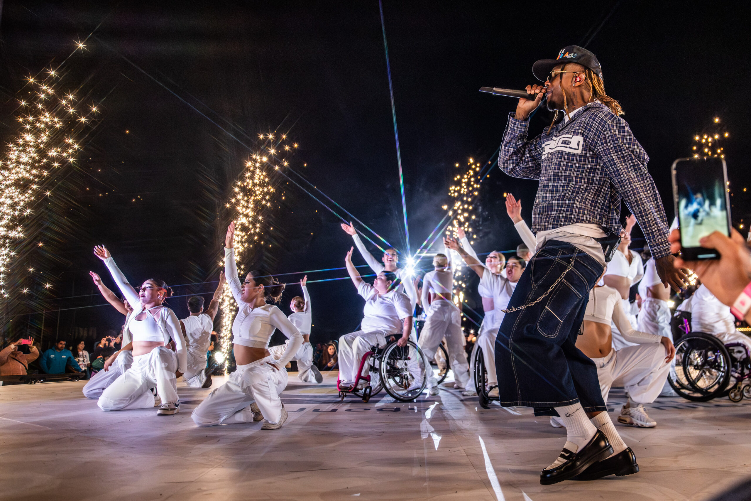 En la foto: artista cantando en ceremonia de cierre.