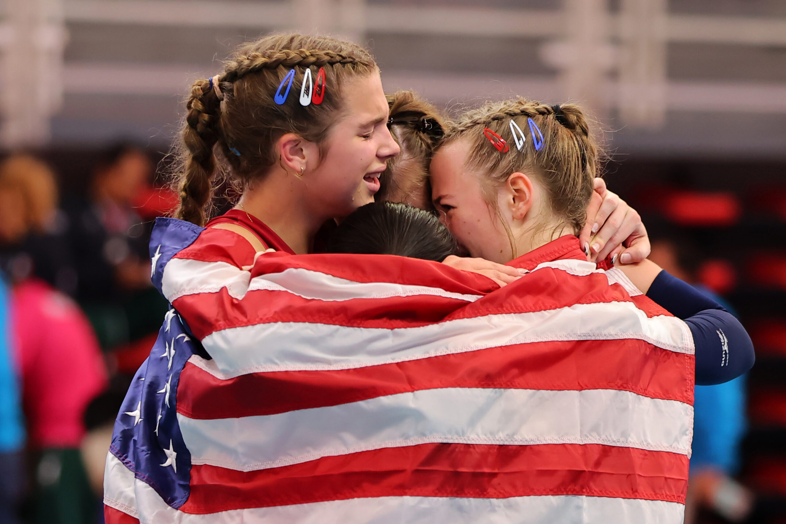 En la foto: team usa femenino se abraza.