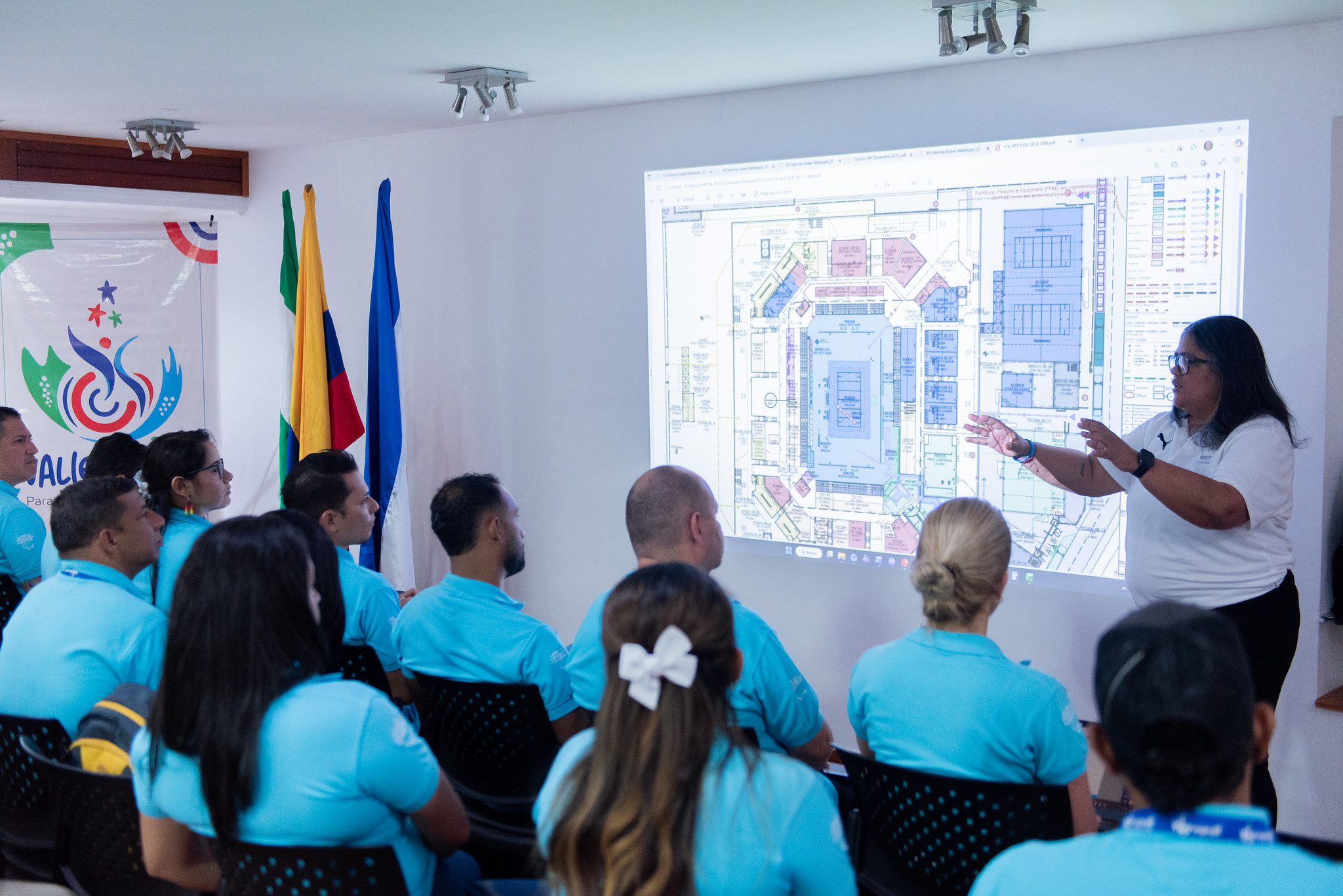 En la foto, miembro de AmPC explica cómo leer planos de FOP a los sports managers de Valledupar 2026.
