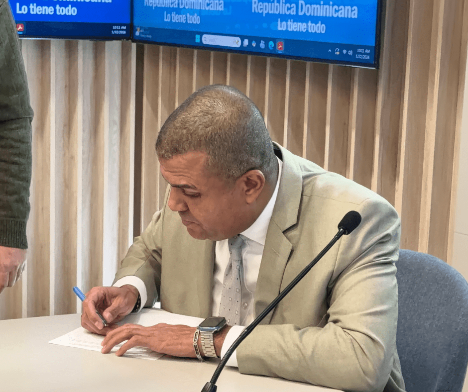 En la foto: El Presidente AmPC firmando el acuerdo.