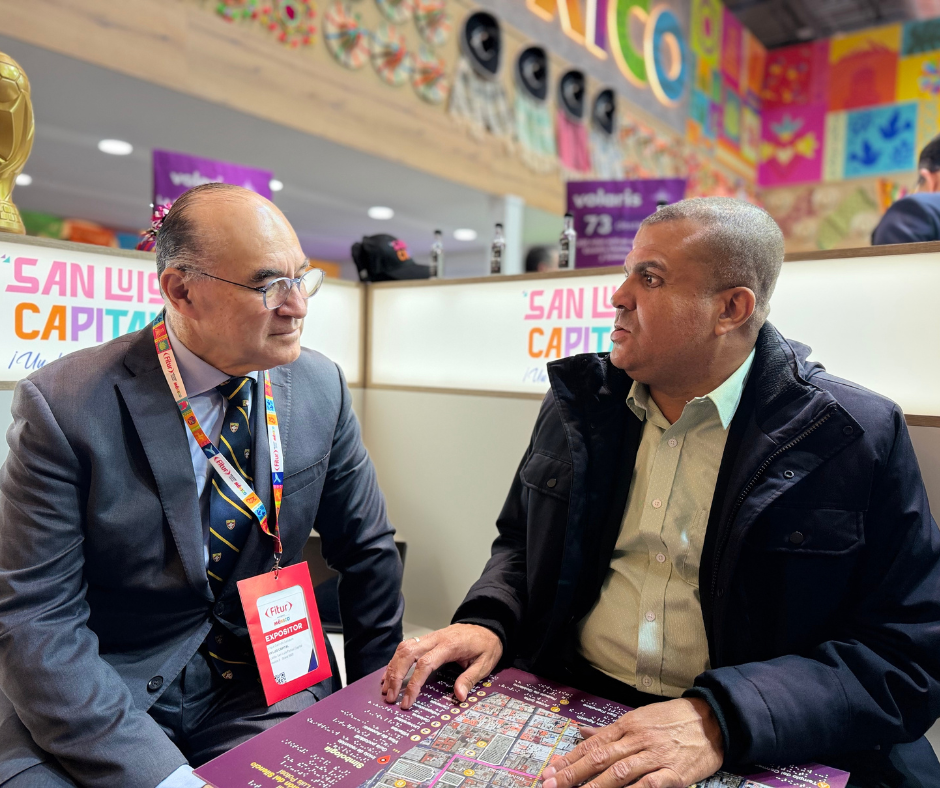 En la foto Alcalde de san Luis de Potosí Enrique Galindo conversando con Presidente AmPC.