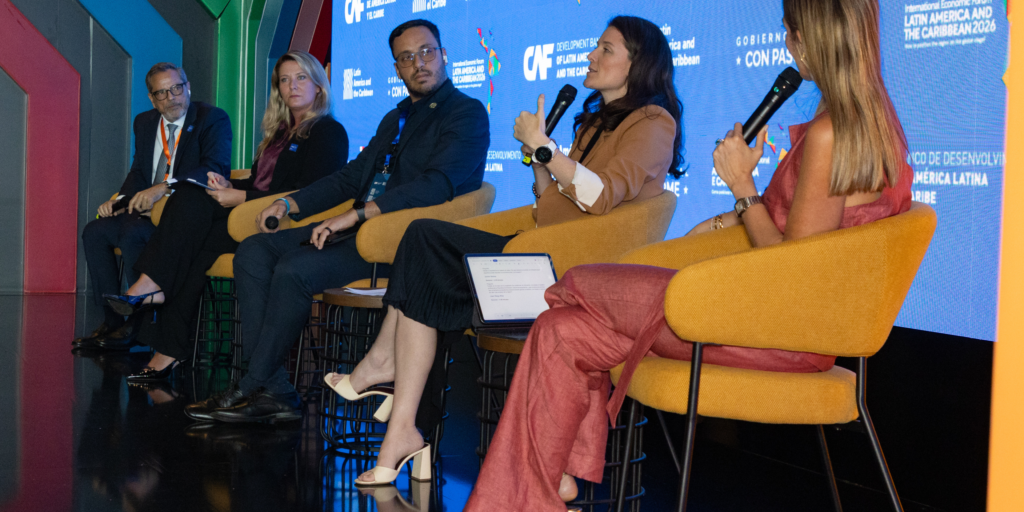 En la foto los panelistas