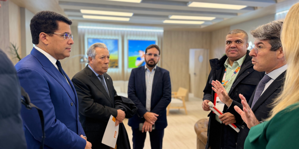 En la foto: representantes de CRESO, AMPC y República Dominicana conversando.