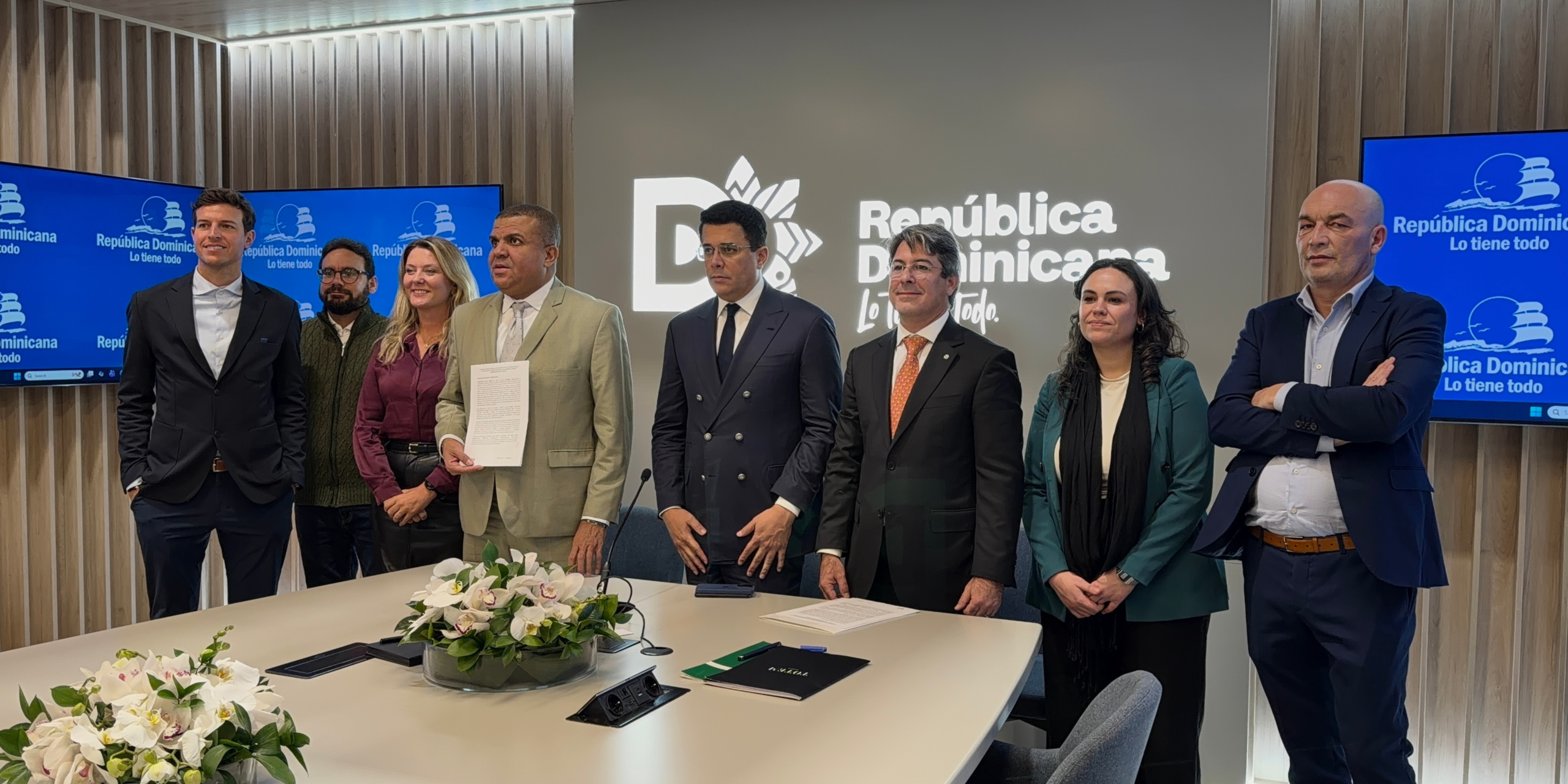 En la foto representantes del AMPC, CRESO, Travegalli y Ministerio de turismo de República Dominicana.