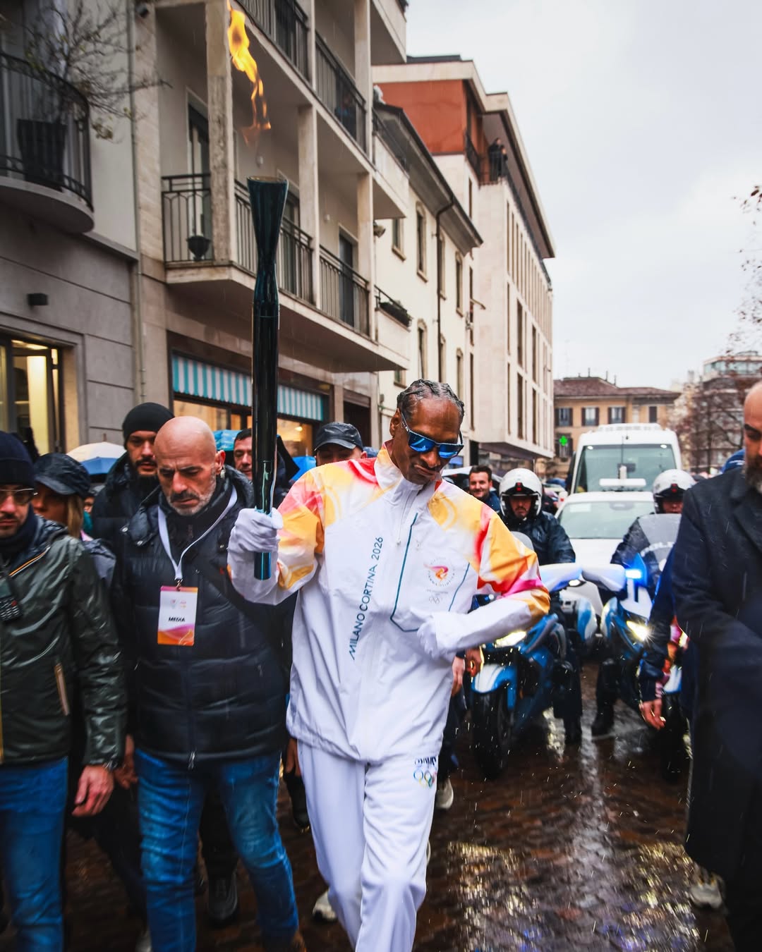 Snoop doog con la antorcha de Milano