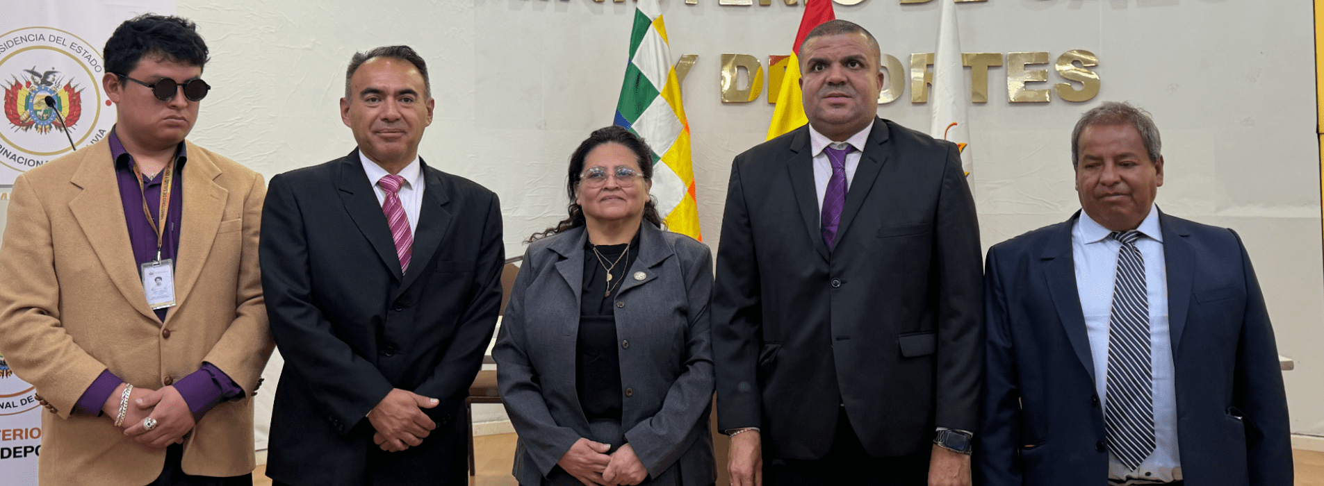 En la foto el presidente julio cesar, acompañado de distintos representantes de entes ministeriales de Bolivia.