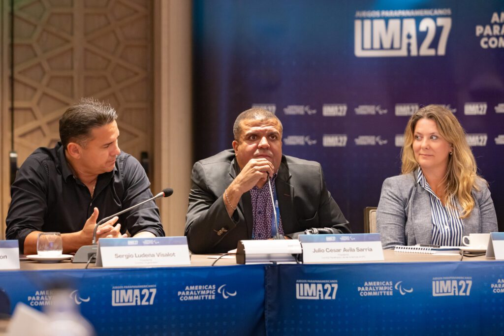 en la foto, el presidente AmPC hablando. Michele Formonte a su lado izquierdo y el CEO de Lima 2027 a su lado derecho.