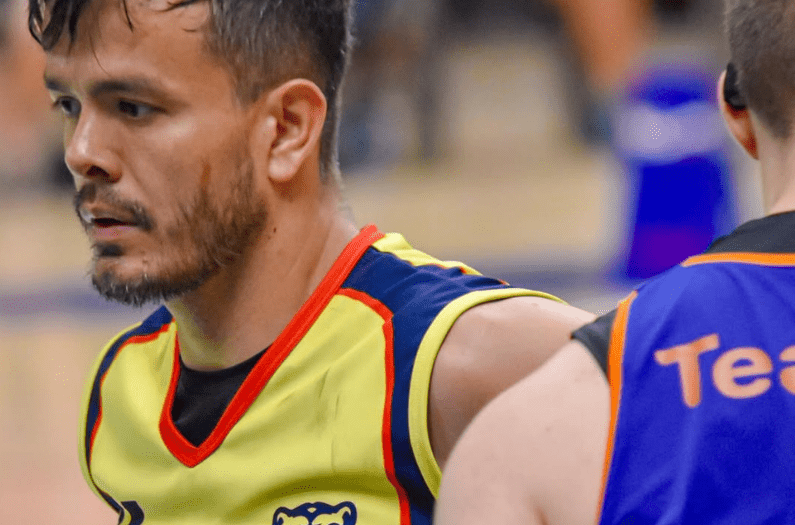 en la foto: un rugbista de perfil.