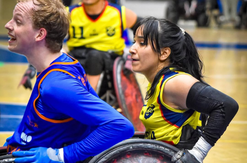 en la foto: una mujer rugbista.