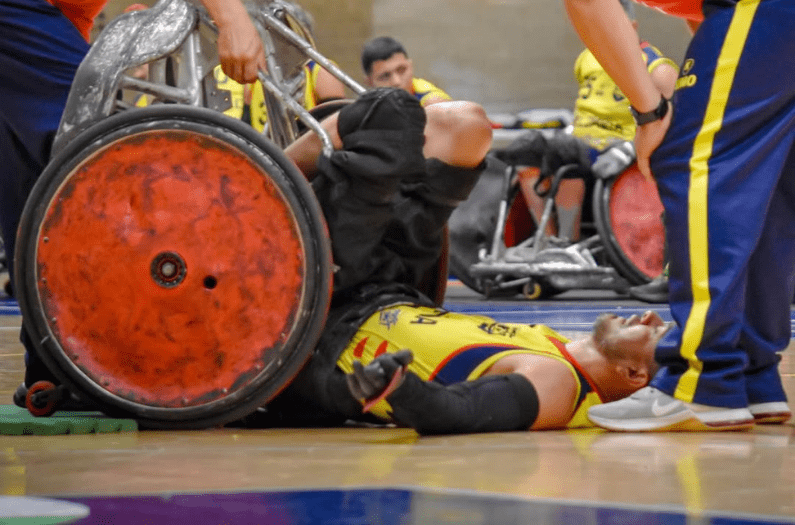 en la foto un rugbista en el piso.