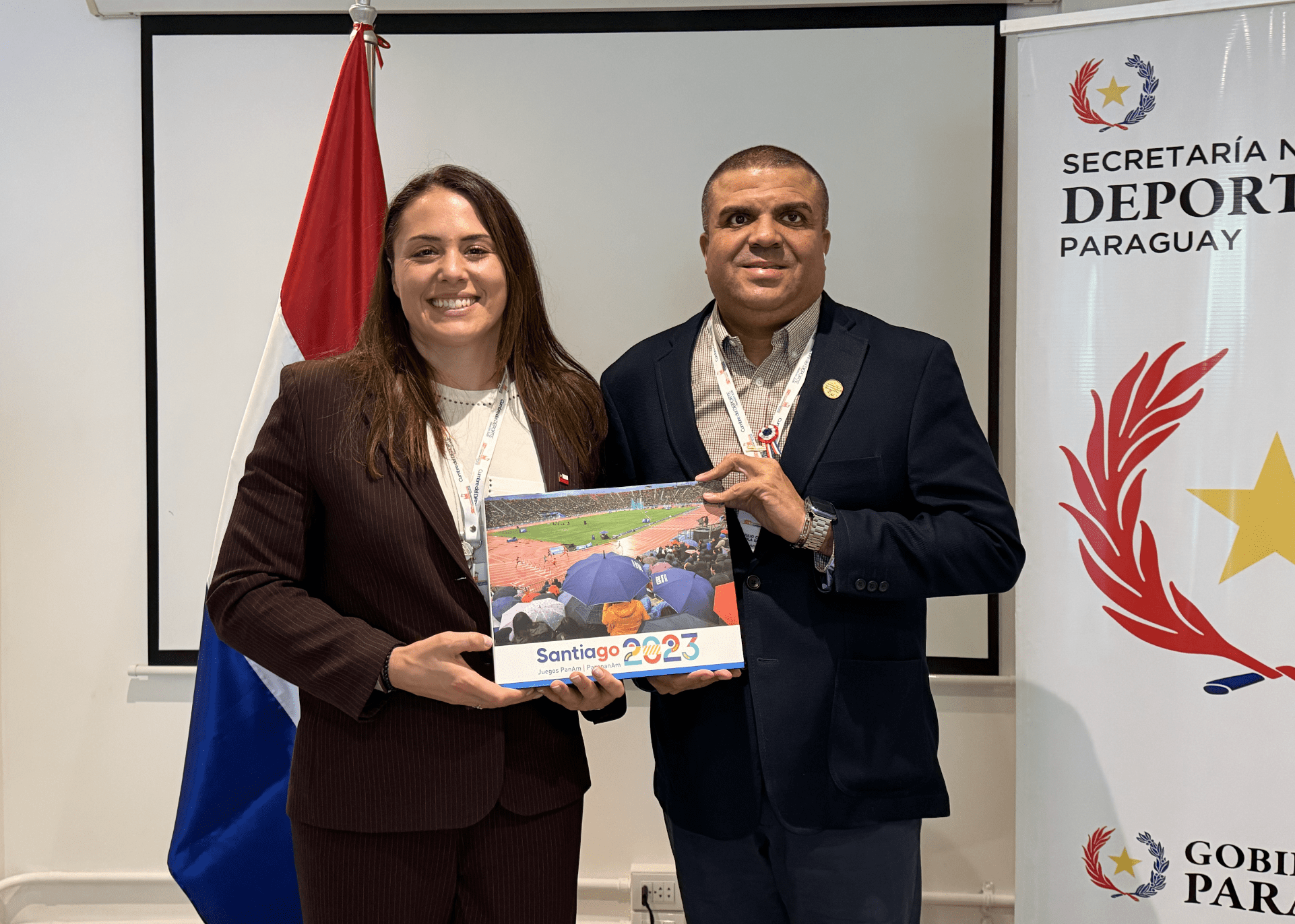 Foto ministra natalia duco de chile con el presidente AmPC, Julio César Ávila Sarria.